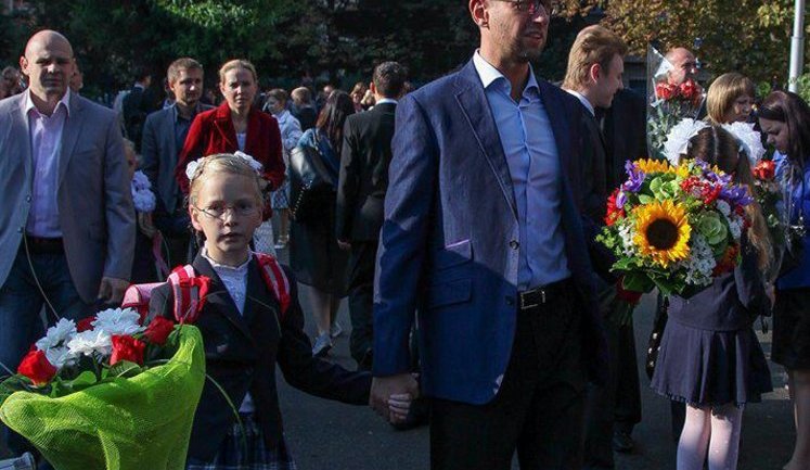 "В школах фасады осыпаются, а на соседней улице - замок Генпрокуратуры", - Яценюк сходил на Первый звонок. ФОТОрепортаж