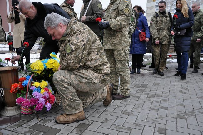 Учасники АТО та мешканці Києва поклали на Троєщині квіти до памятника Воїну-добровольцю 44