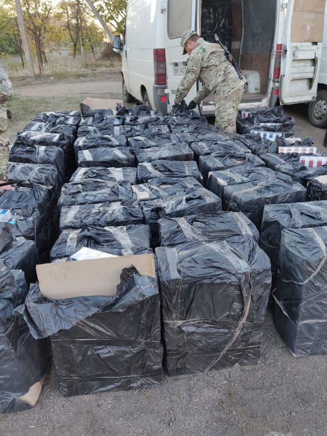 Перекрыт канал незаконного перемещения фальсифицированных сигарет с временно оккупированных территорий, изъято продукции на 1,7 млн грн 04 Перекрыт канал незаконного перемещения фальсифицированных сигарет с временно оккупированных территорий, изъято продукции на 1,7 млн грн 04