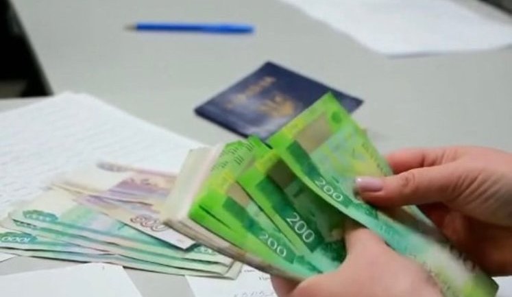 Российские оккупанты пытаются подкупить рублями населения в Геническе, - прокуратура. ФОТОрепортаж