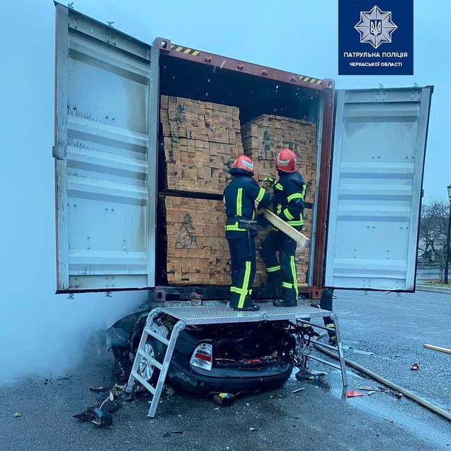 Легковик влетів під фуру на трасі Київ-Одеса, водій загинув на місці 08