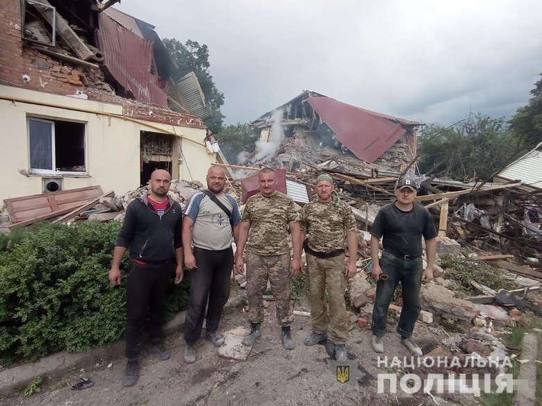 Последствия попадания российской ракеты в жилой дом в Золочеве Харьковской области 01 Последствия попадания российской ракеты в жилой дом в Золочеве Харьковской области 01
