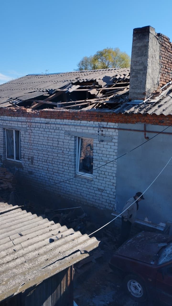 Россияне выпустили из вертолета 12 ракет по аграрному предприятию в Сумской области, - ОВА 01 Россияне выпустили из вертолета 12 ракет по аграрному предприятию в Сумской области, - ОВА 01