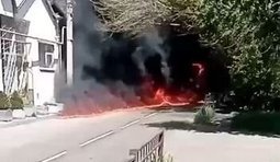 Палаюча нафта розтікається однією з вулиць Туапсе