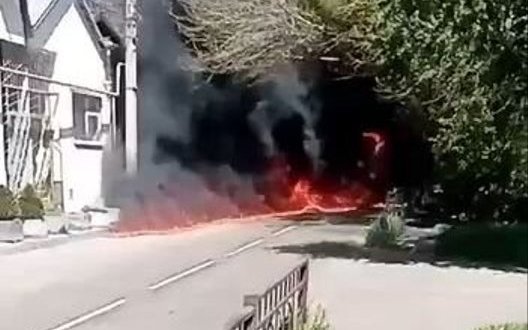 Палаюча нафта розтікається вулицями Туапсе після атаки дронів на НПЗ. ВIДЕО