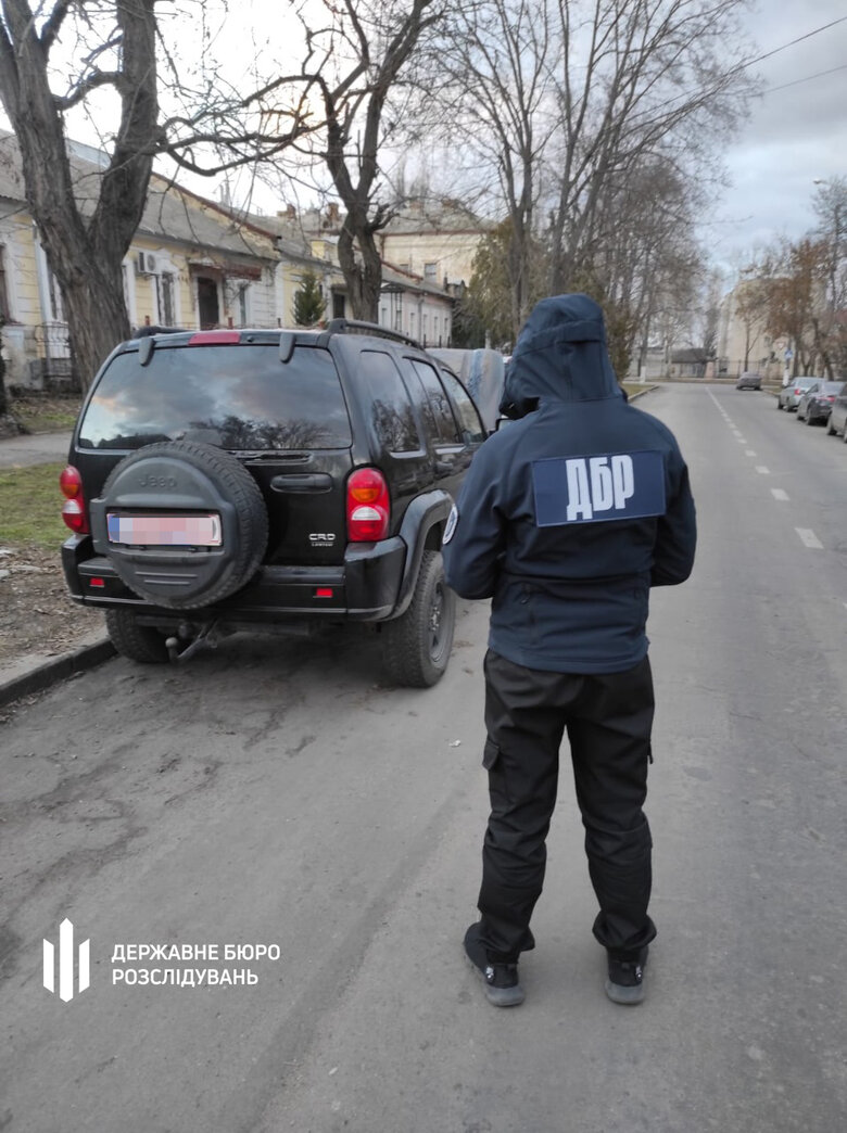 Військовослужбовця судитимуть за перепродаж авто, які волонтери передали для армії
