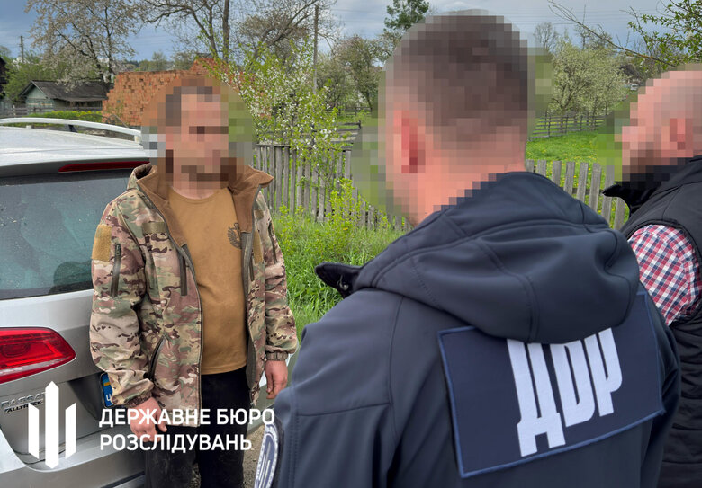 Law enforcement officer smuggled draft dodgers abroad