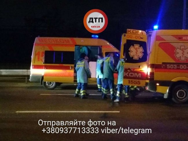 Ночью в Киеве произошло ДТП с участием кареты скорой помощи, перевозившей ребенка. Пострадали 4 человека 03