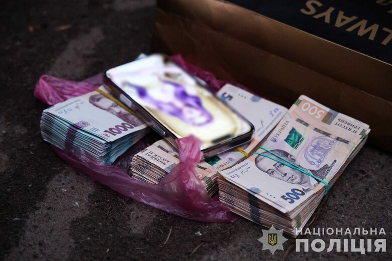 У Києві затримали посадовицю лікарні, яка вимагала гроші з військового