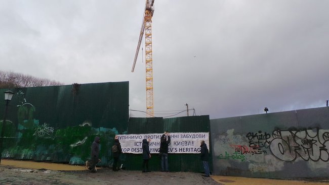 На Андреевском спуске протестовали против строительства 30-метровой гостиницы: Застройщик игнорирует решение суда 23