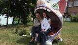На Пейзажной аллее появился памятник - кот с лавочкой в пасти. ФОТОрепортаж.