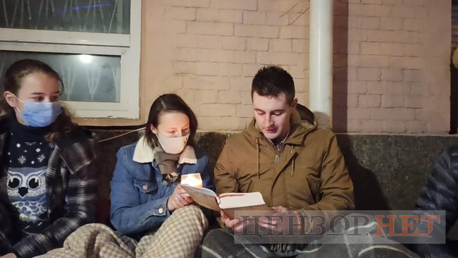Заборона книги Справа Василя Стуса: кияни організували читання при свічках під Печерським райсудом 10