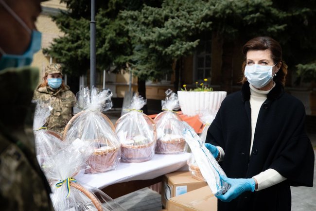 Марина Порошенко передала в госпиталь медицинские костюмы и паски 02