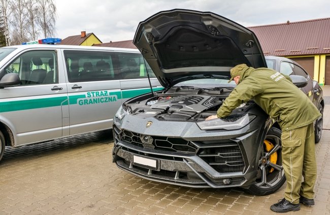 Польские пограничники не пустили в Украину автомобиль Lamborghini стоимостью 9,6 миллионов 01