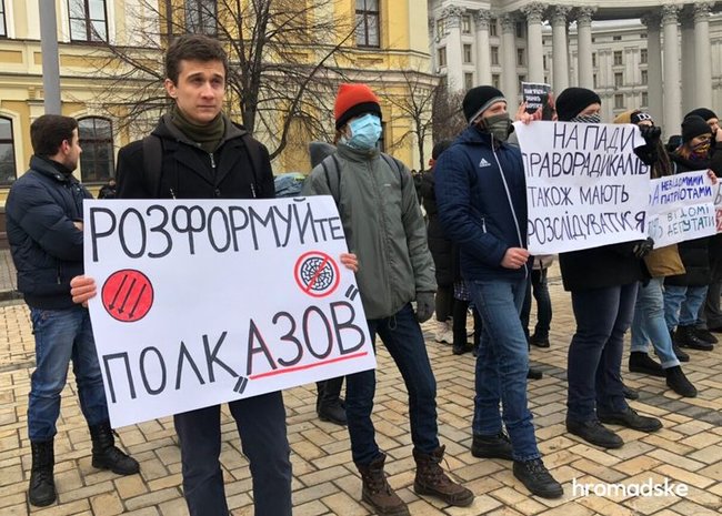 Учасників акції проти ультраправого насильства закидали петардами в центрі Києва 01