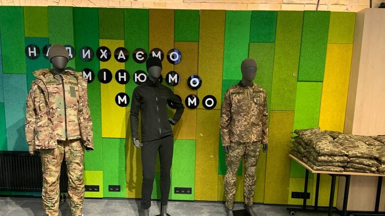В Україні вперше представили експозицію жіночої військової форми, яку тестує ЗСУ 06