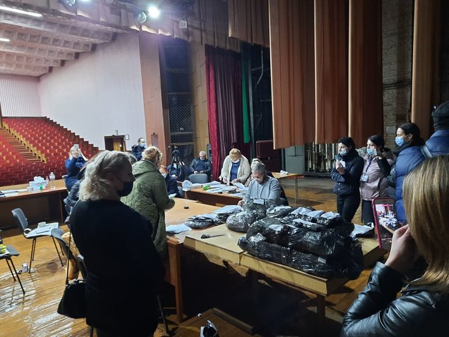 Васильківська ТВК затягує підрахунок голосів в інтересах Слуги народу, - член ТВК Плескач 01