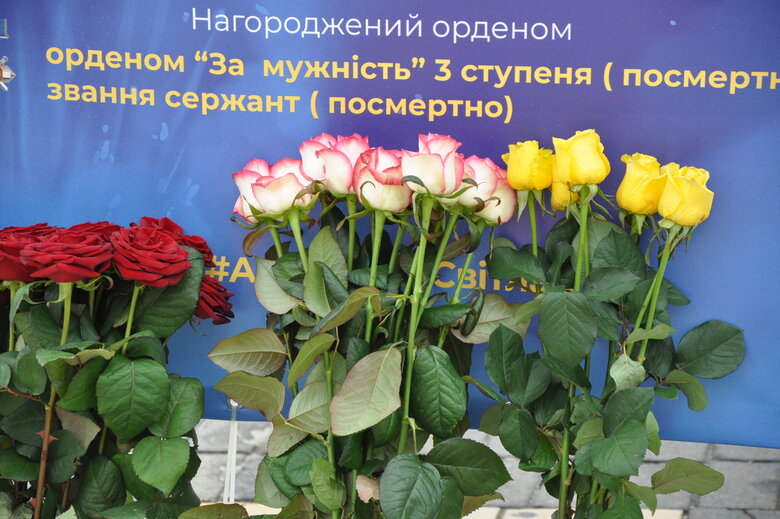 Уличная выставка Полк Азов - Ангелы Мариуполя стартовала на Софийской площади в Киеве 40