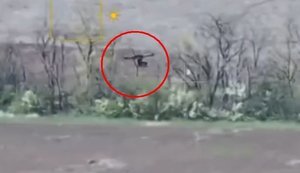 Дрон-кулеметник обстрілює позицію окупантів у переліску на Запоріжжі. ВIДЕО