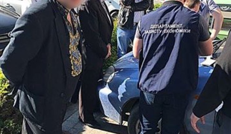 "Сначала за взяткой, а потом в вышиванке Родину любить", - Аваков о задержании чиновника гоструда в Ивано-Франковске. ФОТО