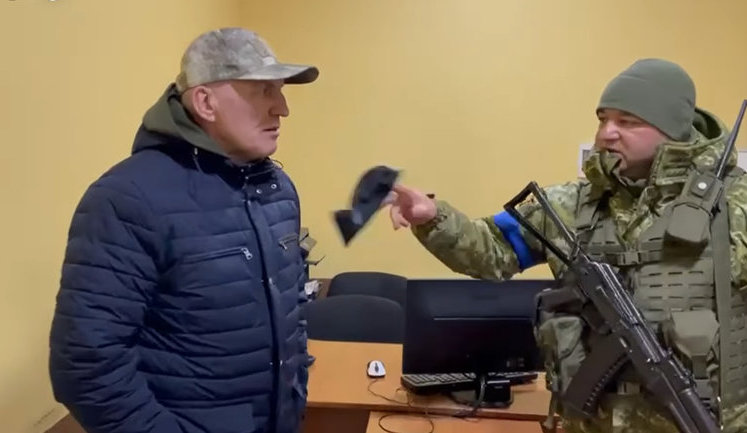 "С презрением!": Украинские пограничники вручили своим белорусским коллегам через посла "30 сребреников" за измену. ВИДЕО