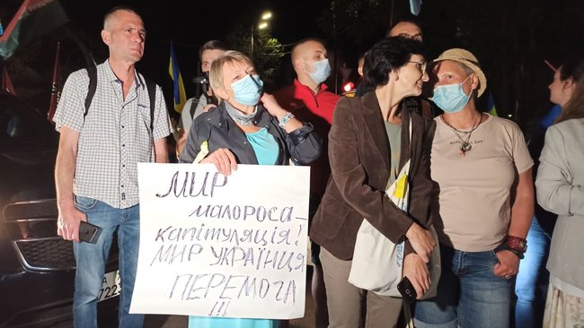 Біля дачі Зеленського в Кончі-Заспі протестують проти спроби спільної з окупантами інспекції позицій ЗСУ 08