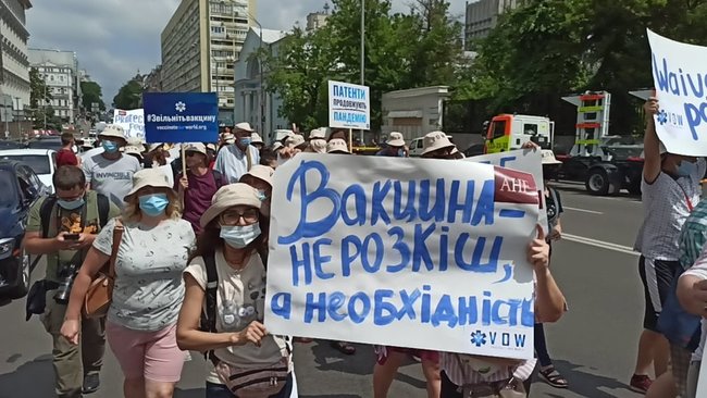Патенти вбивають: у центрі Києва відбувся марш на підтримку вакцинації від COVID-19 14