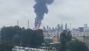 Росіянин споглядає із балкону пожежу на московському НПЗ і обмірковує перспективи його відновлення: "Опять прилетело нах#й. П#зда ему". ВIДЕО
