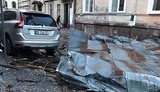 Мощный ветер сорвал крышу с двухэтажного дома во Львове, повредив соседние дома и автомобиль, - ОГА. ФОТОрепортаж