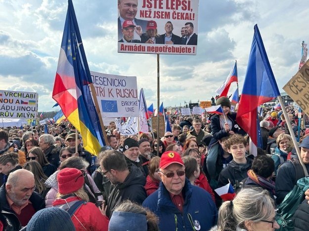 у Празі триває багатотисячний протест проти уряду Бабіша