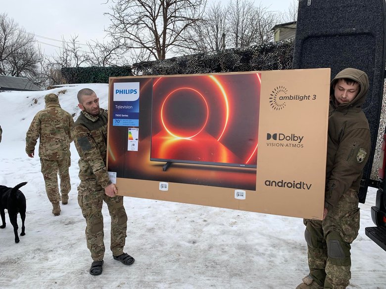 Добровольцам на фронт передали квадрокоптер с тепловизионной камерой, метеостанцию ​​Kestrel, большой телевизор и вкусности, - волонтер Толмачева 01