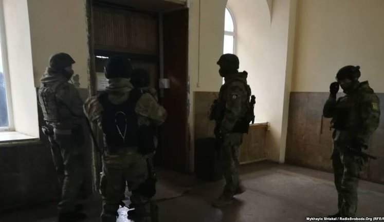 В Одесі грузинська діаспора намагалася відбити у силовиків підозрюваного в нападі на активіста Михайлика, постраждало кілька осіб. ВIДЕО