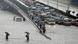 Потоп в Китае: мосты с автомобилями и людьми уходят под воду. ФОТОрепортаж