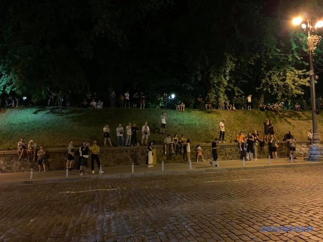Протестуючі проти закриття дискотек влаштували танці під Кабміном 07