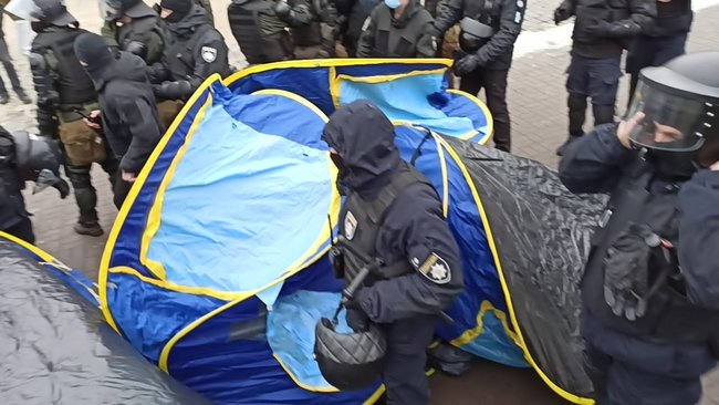 ФОПы попытались установить палатки на Майдане Незалежности: между митингующими и правоохранителями произошли стычки 42