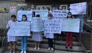 Лікарі ЛШД у Дніпрі вийшли на мовчазний протест: "Зробимо їх разом" - це було про лікарів?". ВІДЕО+ФОТОрепортаж