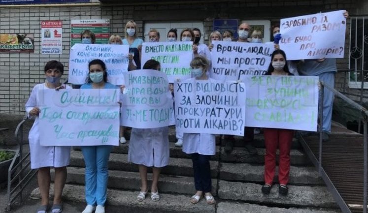 Лікарі ЛШД у Дніпрі вийшли на мовчазний протест: "Зробимо їх разом" - це було про лікарів?". ВІДЕО+ФОТОрепортаж