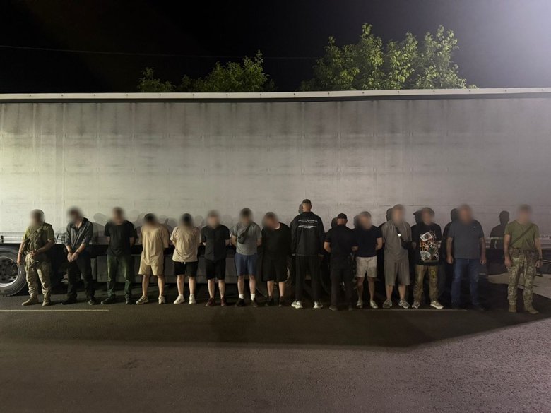 В Одесской области пограничники обнаружили 10 мужчин в грузовике
