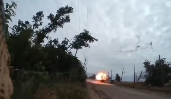 Рашист зафільмував невдалі спроби збити дрони Hornet, які зрештою влетіли у техніку окупантів на Донеччині. ВIДЕО