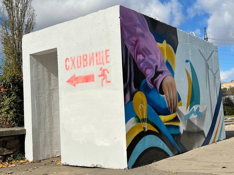 Перші два наземні бетонні укриття встановлюють у Миколаєві 01