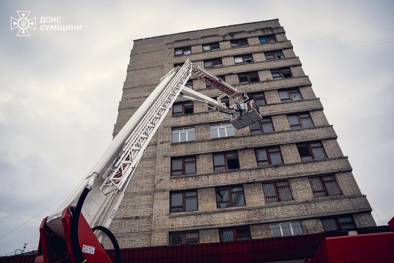 РФ вдарила по гуртожитку в Сумах. Рятувальники ліквідували наслідки