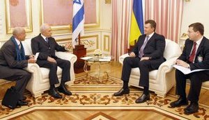 Встреча с особым значением: Янукович и Перес. ФОТОрепортаж