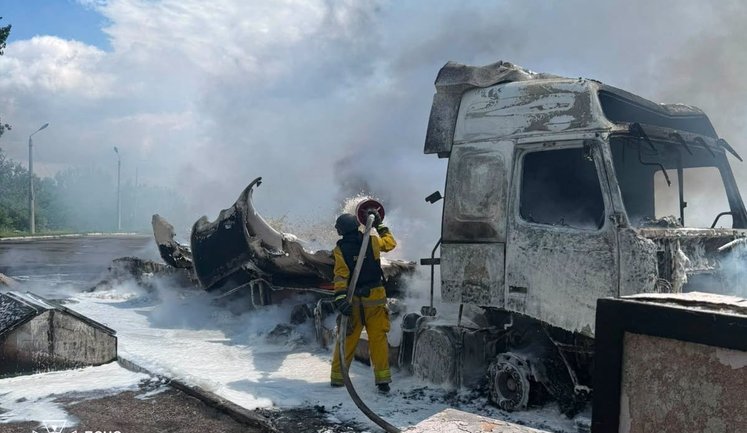 У Слов’янську FPV-дрон РФ атакував вантажівку з пальним на АЗС. ФОТОрепортаж