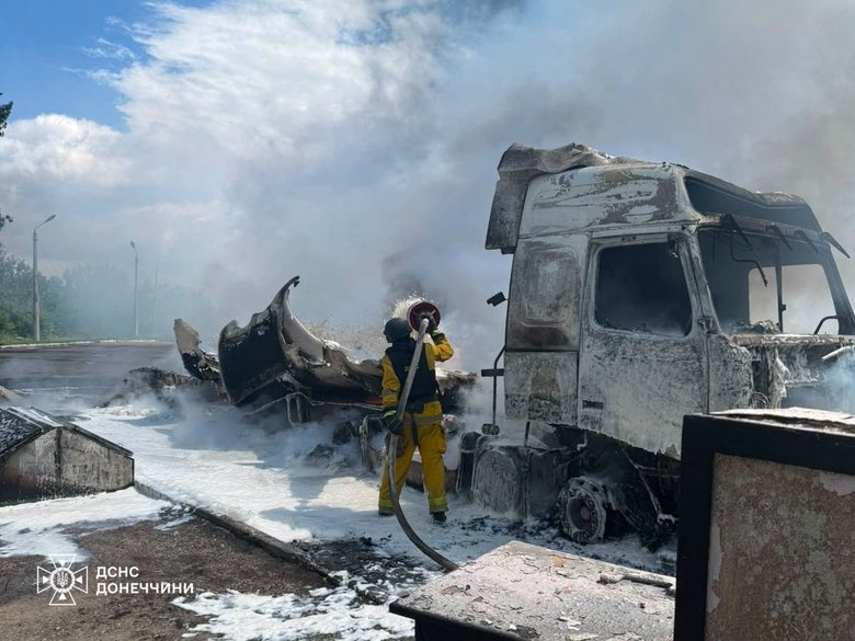 У Слов’янську Донецької області вдень російський FPV-дрон вдарив по вантажному автомобілю