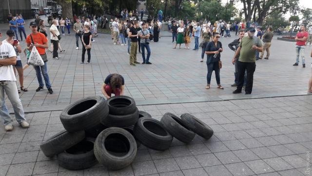 Активисты штурмовали мэрию Одессы из-за пожара в детском лагере: в ход пошли газ и светошумовые гранаты 04