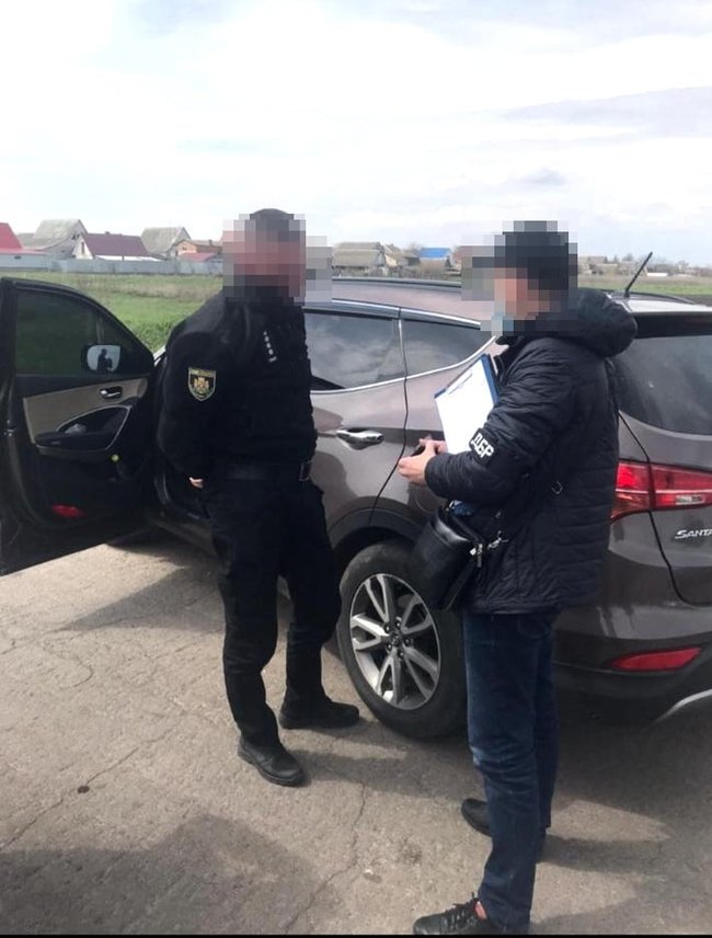 На Житомирщине двое полицейских задержаны при получении взятки талонами на 1,1 тыс. литров топлива, - прокуратура 01