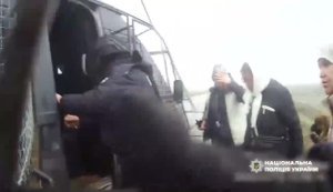 Самотужки вийшли з Берислава: поліцейські евакуювали 3 жінок і собаку з небезпечної території. ВIДЕО