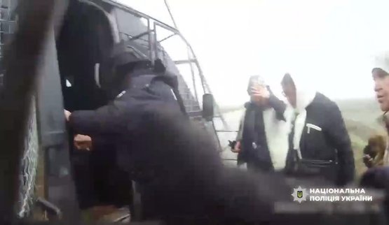 Полицейские эвакуировали 3 женщин и пса из опасной территории