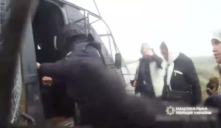 Самотужки вийшли з Берислава: поліцейські евакуювали 3 жінок і собаку з небезпечної території. ВIДЕО