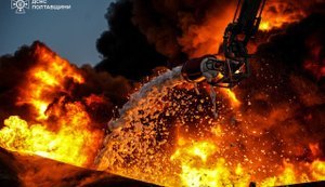 Спасатели ликвидировали масштабный пожар после российского удара по промышленному объекту на Полтавщине. ФОТОрепортаж